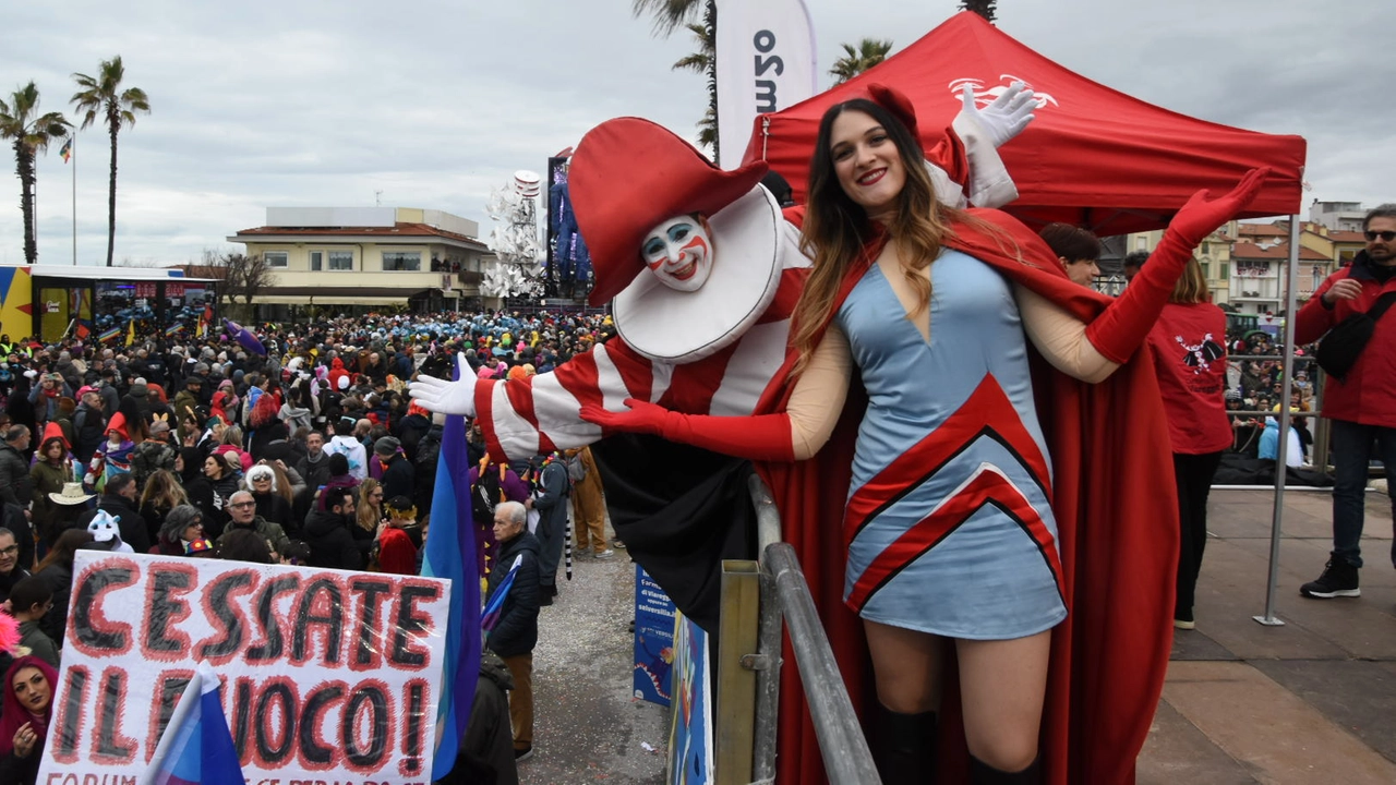 Ondina e Burlamacco all'apertura del Carnevale di Viareggio 2025 nella giornata di domenica 9 febbraio (foto Aldo Umicini)