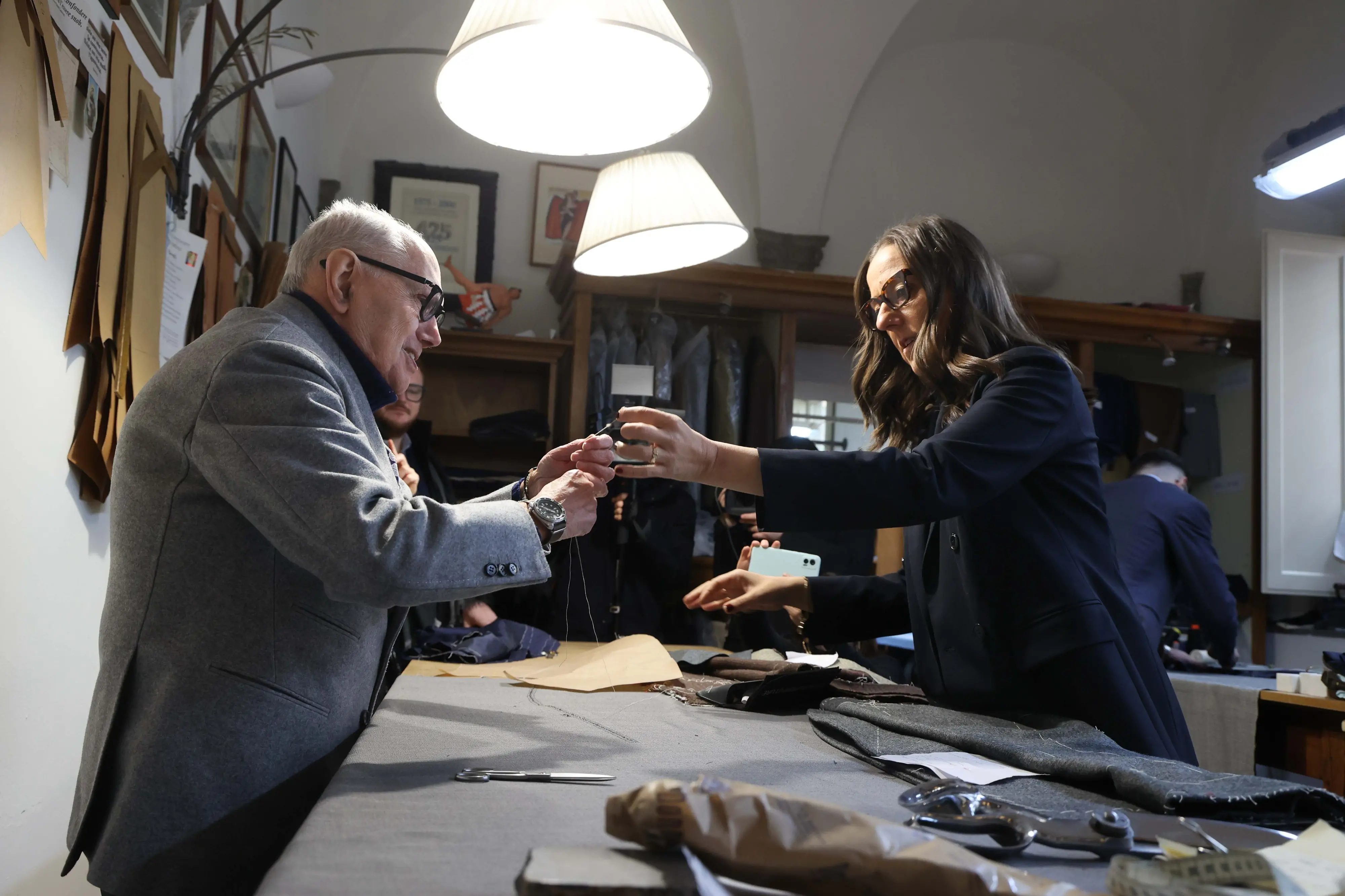 Firenze, un giorno in bottega con la sindaca Funaro nei panni di sarta