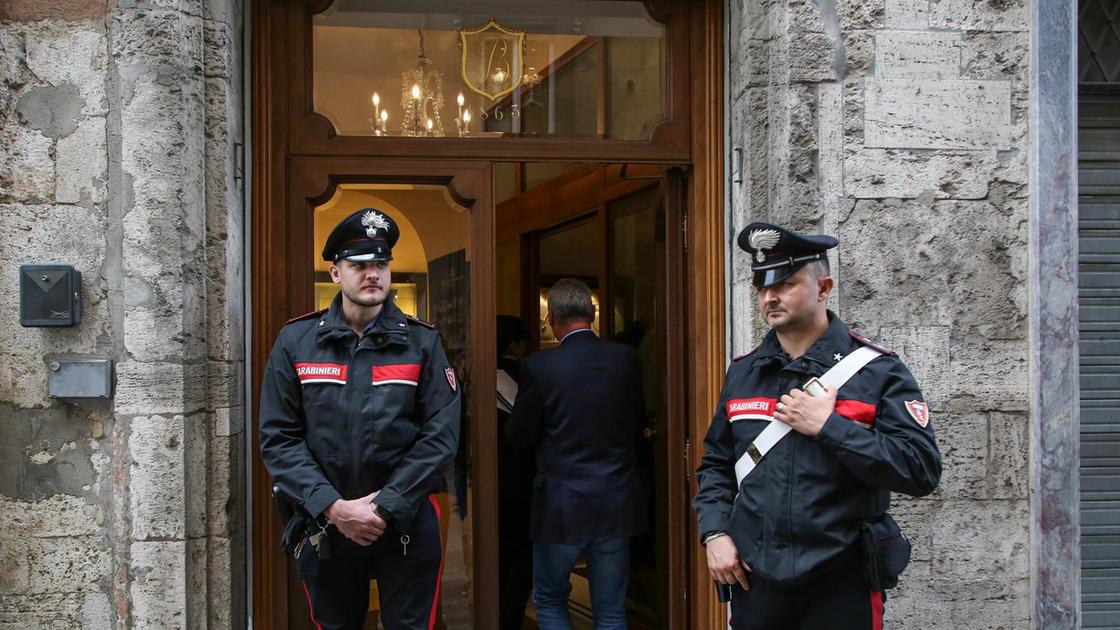 Assalto alla gioielleria “Biagini“. Caccia aperta ai banditi in giacca. Filmati delle telecamere al setaccio