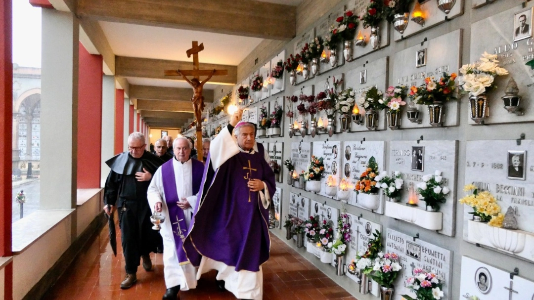 Il primo novembre il vescovo Giovanni Nerbini presiede la messa al cimitero della Misericordia, sabato 2 novembre nel camposanto di Chiesanuova