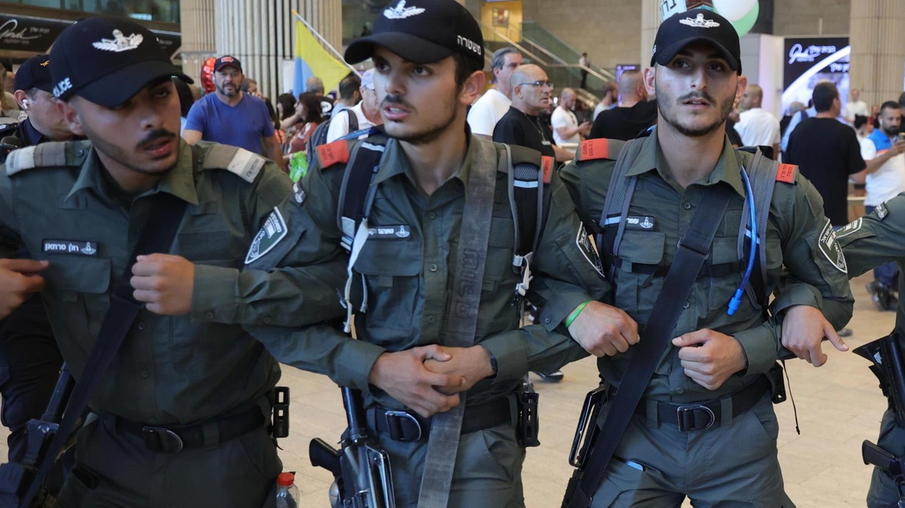 La polizia israeliana all’aeroporto Ben Gurion a Tel Aviv