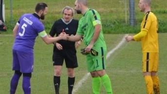 Il saluto prima del calcio d’inizio tra Scalese e Ferruzza, un match disputato lo scorso week-end