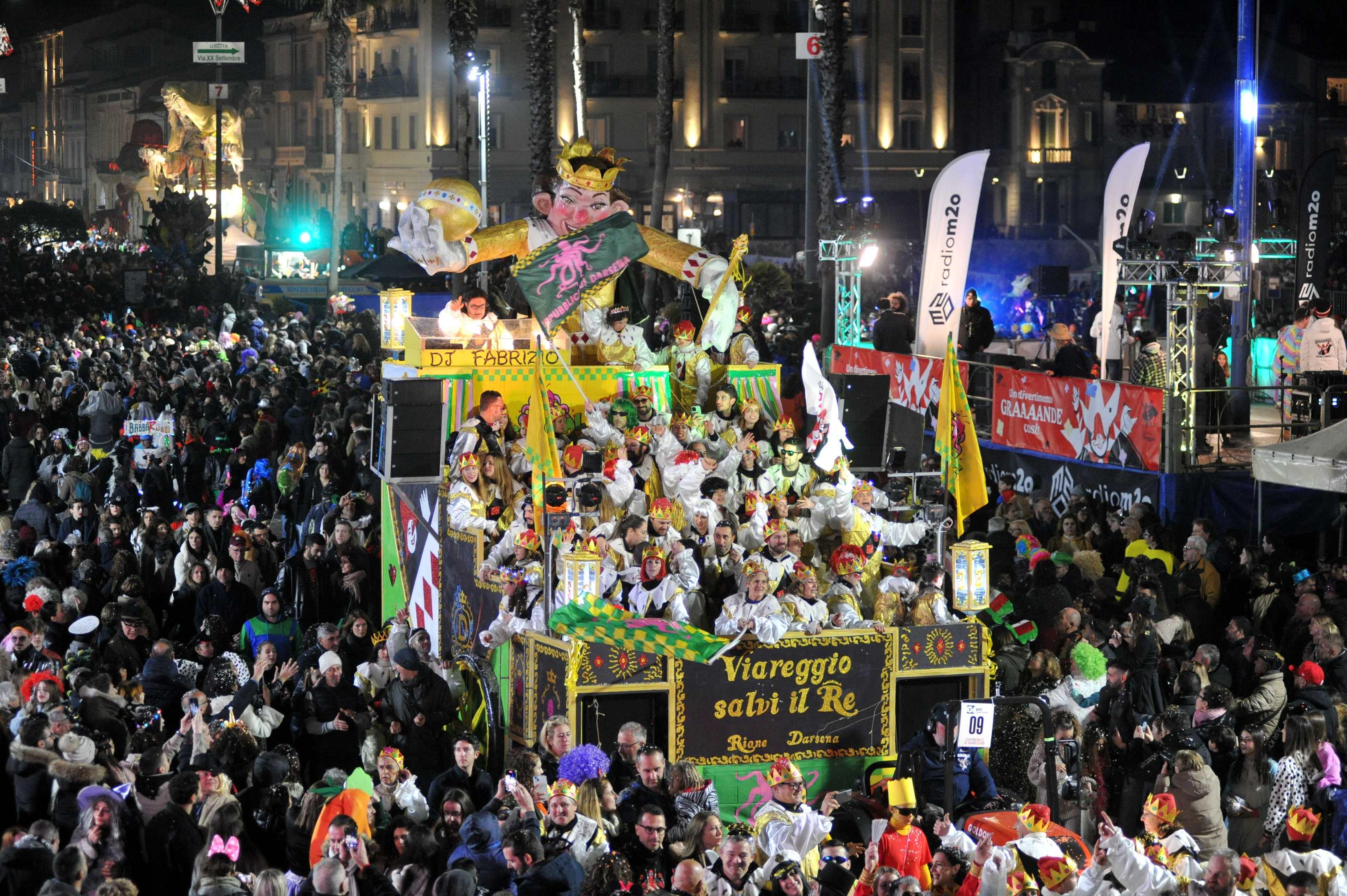 Rinviato il Carnevale di Viareggio: salta di 24 ore il primo corso del 2025