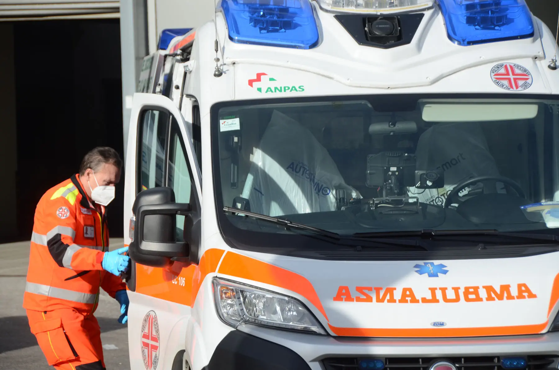 Cade da un ponteggio e precipita per tre metri, muratore in gravi condizioni