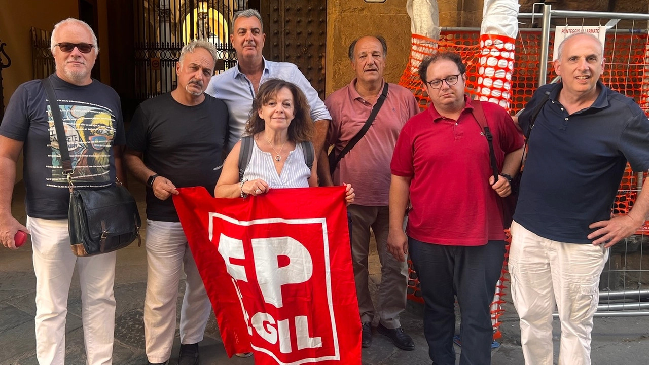 La delegazione Cgil dopo l’incontro in prefettura a Firenze