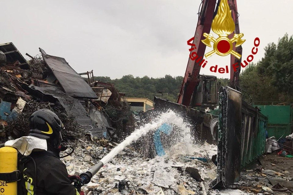 Incendio nell'autodemolizione a Deruta, i vigili del fuoco domano le fiamme