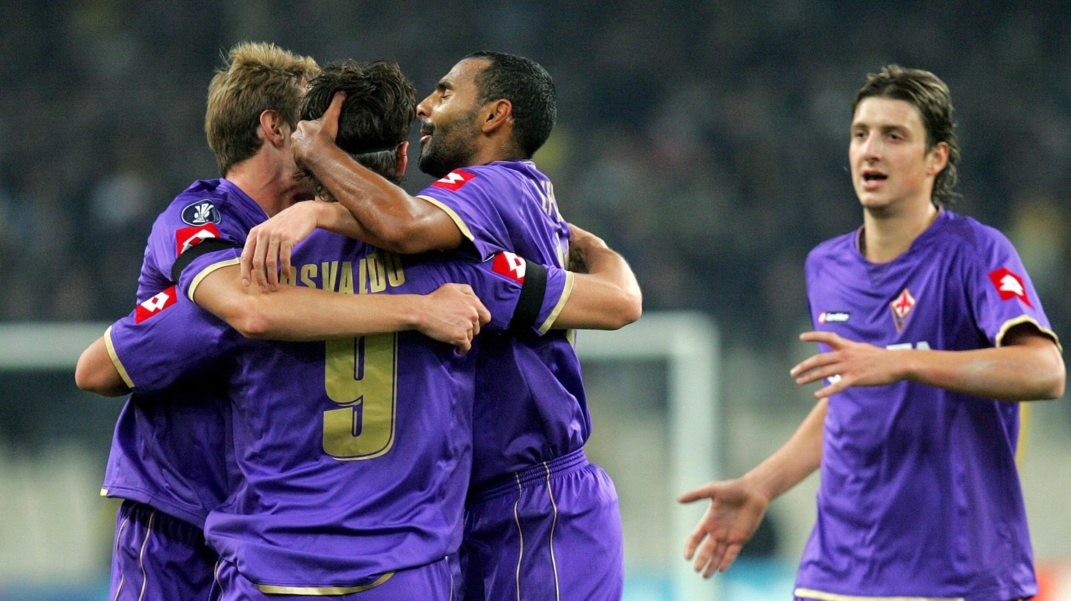 L'esultanza per il gol di Osvaldo in  Paok Salonicco-Fiorentina 1-1, del 29 novembre 2007, primo incrocio in competizioni Uefa tra Fiorentina e squadre  greche