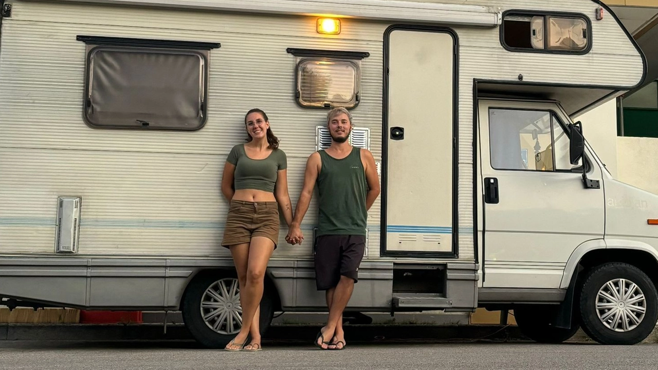 Fernando e la moglie davanti al camper che è la loro casa