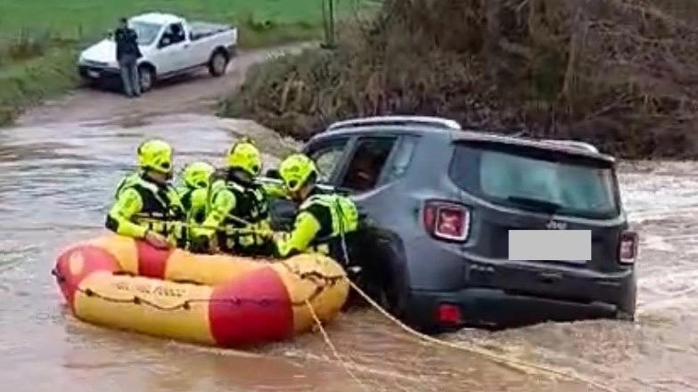 Bloccati con l’auto in mezzo al torrente. Salvati dai vigili del fuoco col gommone da rafting