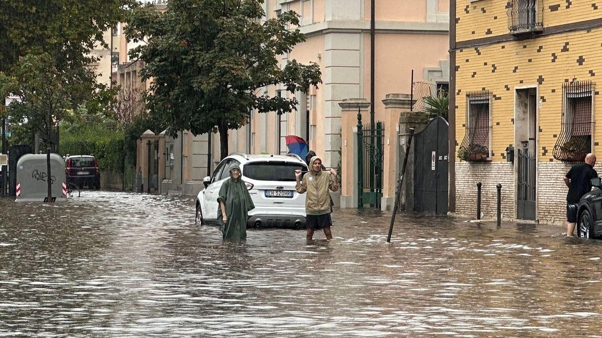 Ore d’ansia dalla costa all’entroterra. Decine d’interventi dei vigili del fuoco fra Pisa, Livorno e la Versilia. Allagata Campi Bisenzio, già alluvionata a novembre. E nel Pratese esonda di nuovo il torrente Stregale.