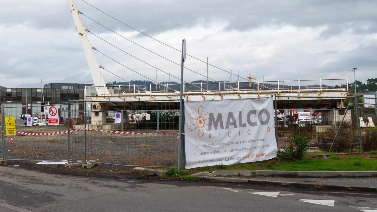 Il cantiere allestito dalla Nuova Malco per la demolizione dell’impalcato del ponte