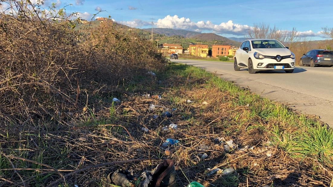 La via Camporcioni dissetata da anni attende un intervento di asfaltatura come le altre zone inserite nel programma dei cantieri