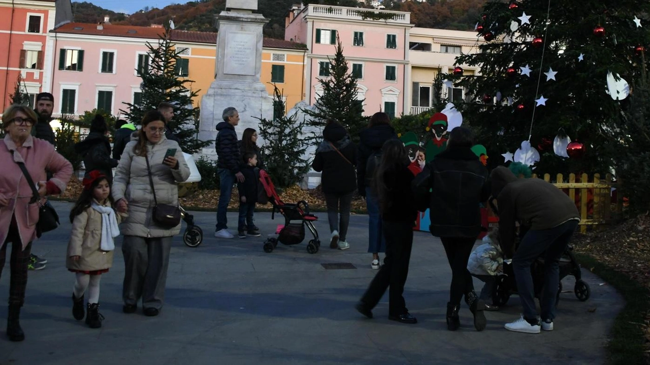 L’analisi dopo le feste dipinge uno scenario tutto sommato roseo per Massa. Ciuffi (Confcommercio): "Gli sconti andrebbero spostati a febbraio". .