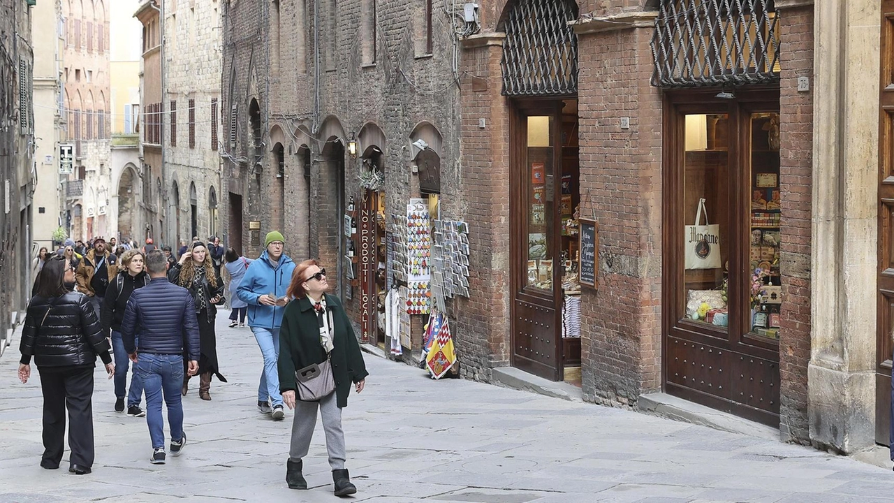 Dopo le polemiche sul proliferare di negozi di scarsa qualità, il Comune entra in campo. Entro fine maggio nuovo regolamento. Il sindaco Fabio: "Salvaguardia dell’area Unesco".