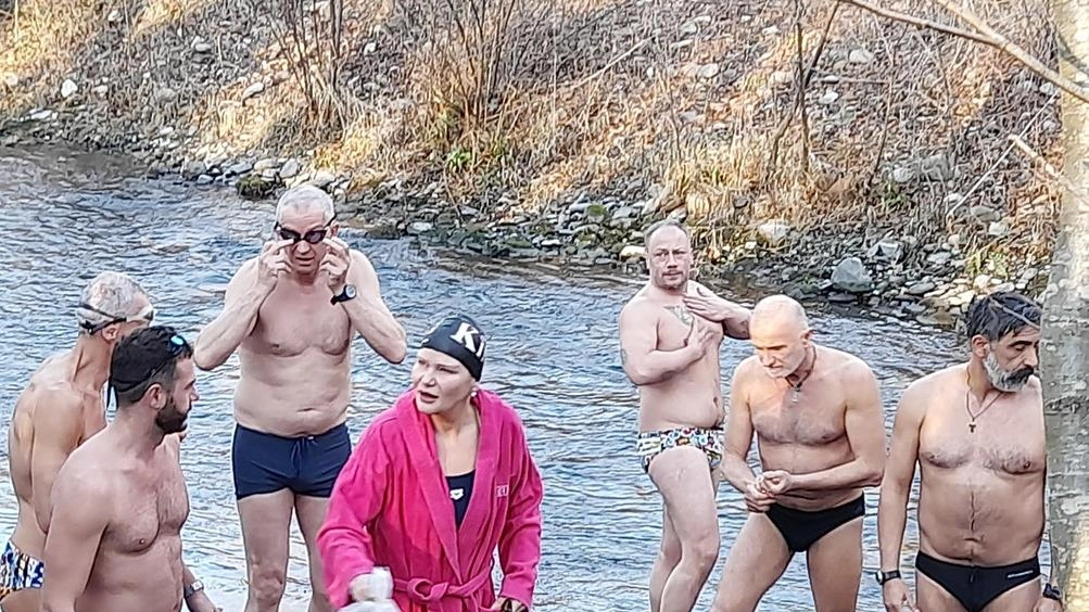 I sette partecipanti al tuffo nel Tevere nel fiorno di Capodanno