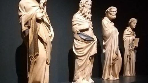 Le statue di Gano di Fazio. che rappresentano i santi e apostoli. sono di solito conservate a Massa Marittima