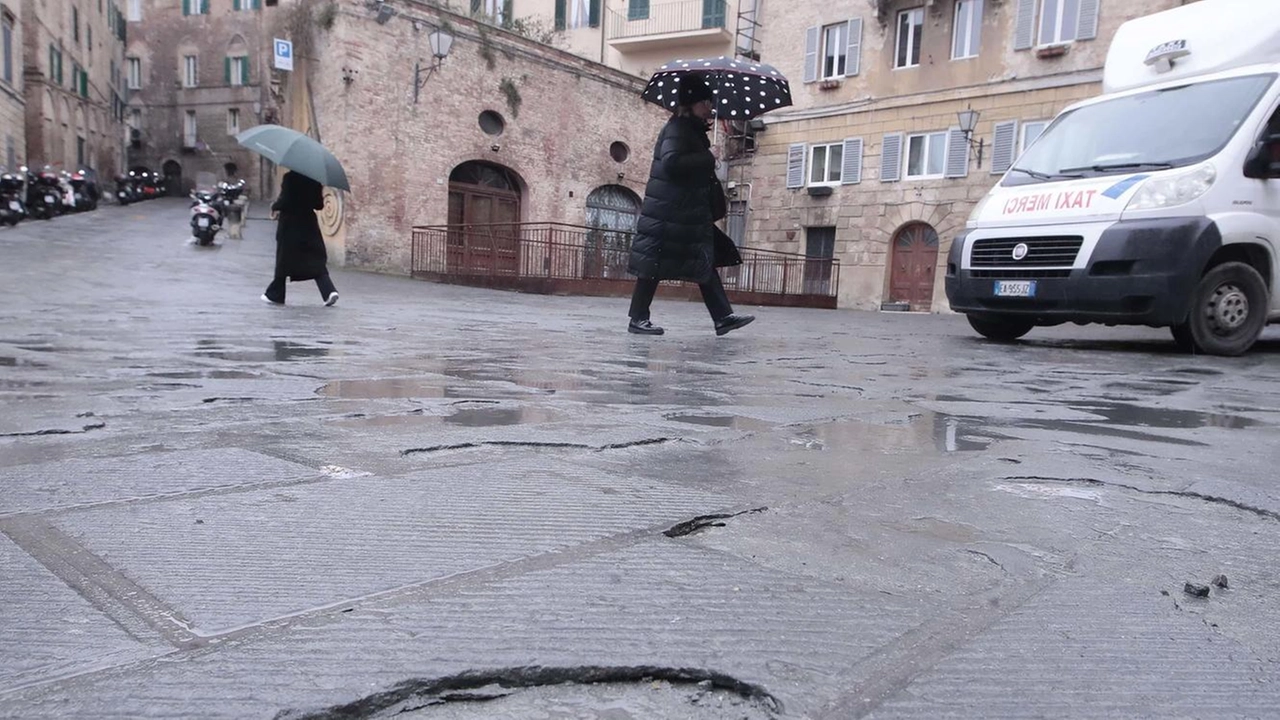 Uno degli angoli più belli e importanti della città appare trasandato. Un residente ricorda che la pavimentazione fu rifatta a fine anni ’80.