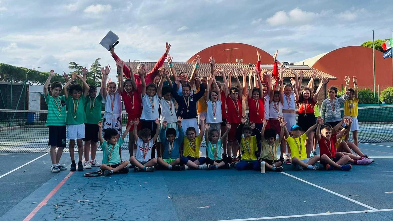 Foto di gruppo per gli aspiranti tennisti del futuro. Nel riquadro Jannik Sinner