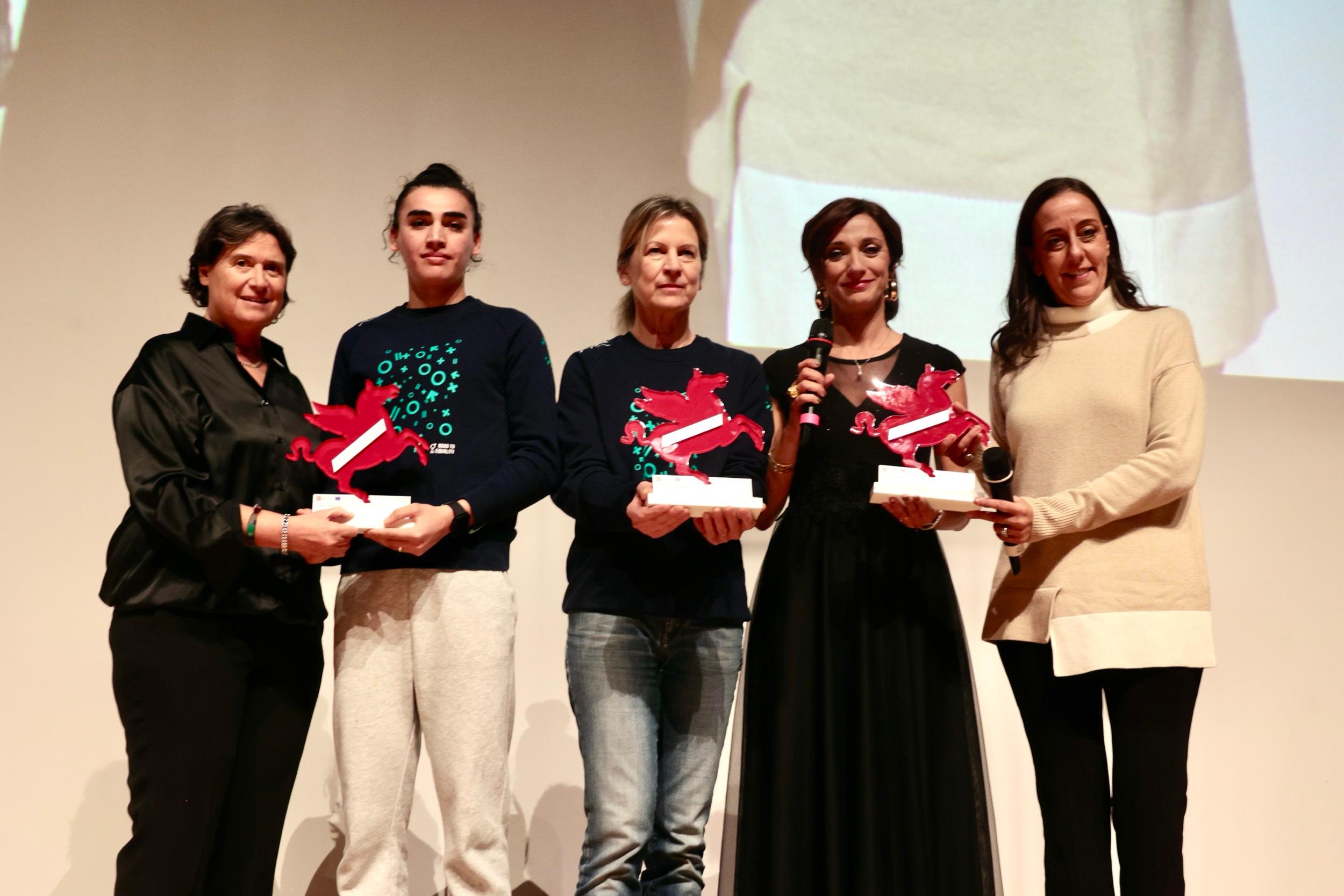 “La Toscana delle donne” premia Sandrelli, Dickens e le cicliste afghane