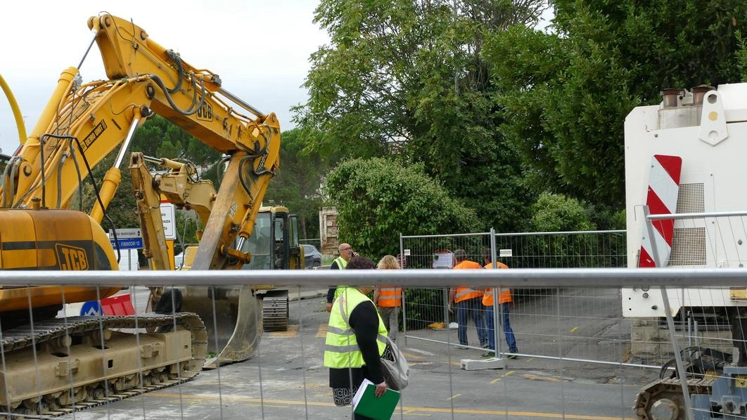 Il cantiere sulla 436 a San Pierino. I lavori procedono a pieno ritmo