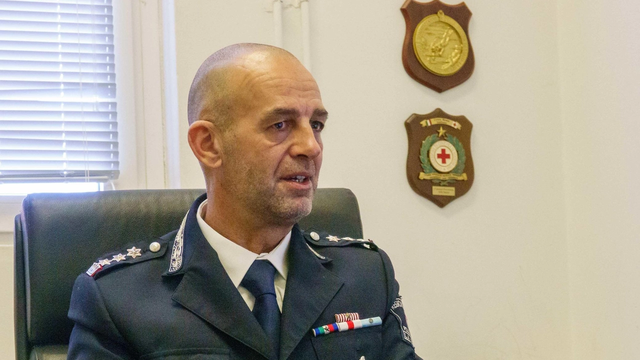 Il comandante Francesco Bertoneri nel suo ufficio di viale Amendola