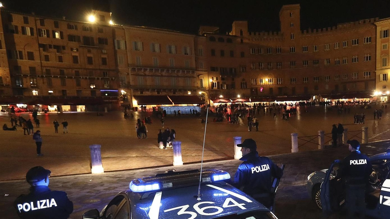 Piazza del Campo cominciava a riprendere vita dopo il lockdown Le forze dell’ordine controllavano. il rispetto delle regole