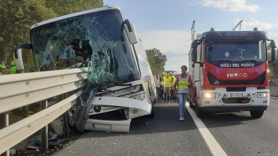 Tragedia in A1, il giallo del guardrail: in quel tratto la barriera è integrale. La vittima era la guida turistica