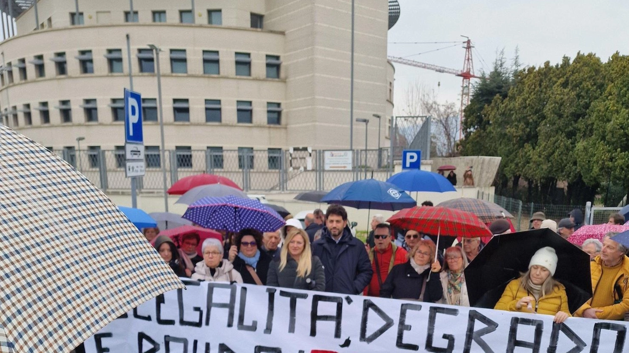 La manifestazione. dei residenti davanti alla Prefettura