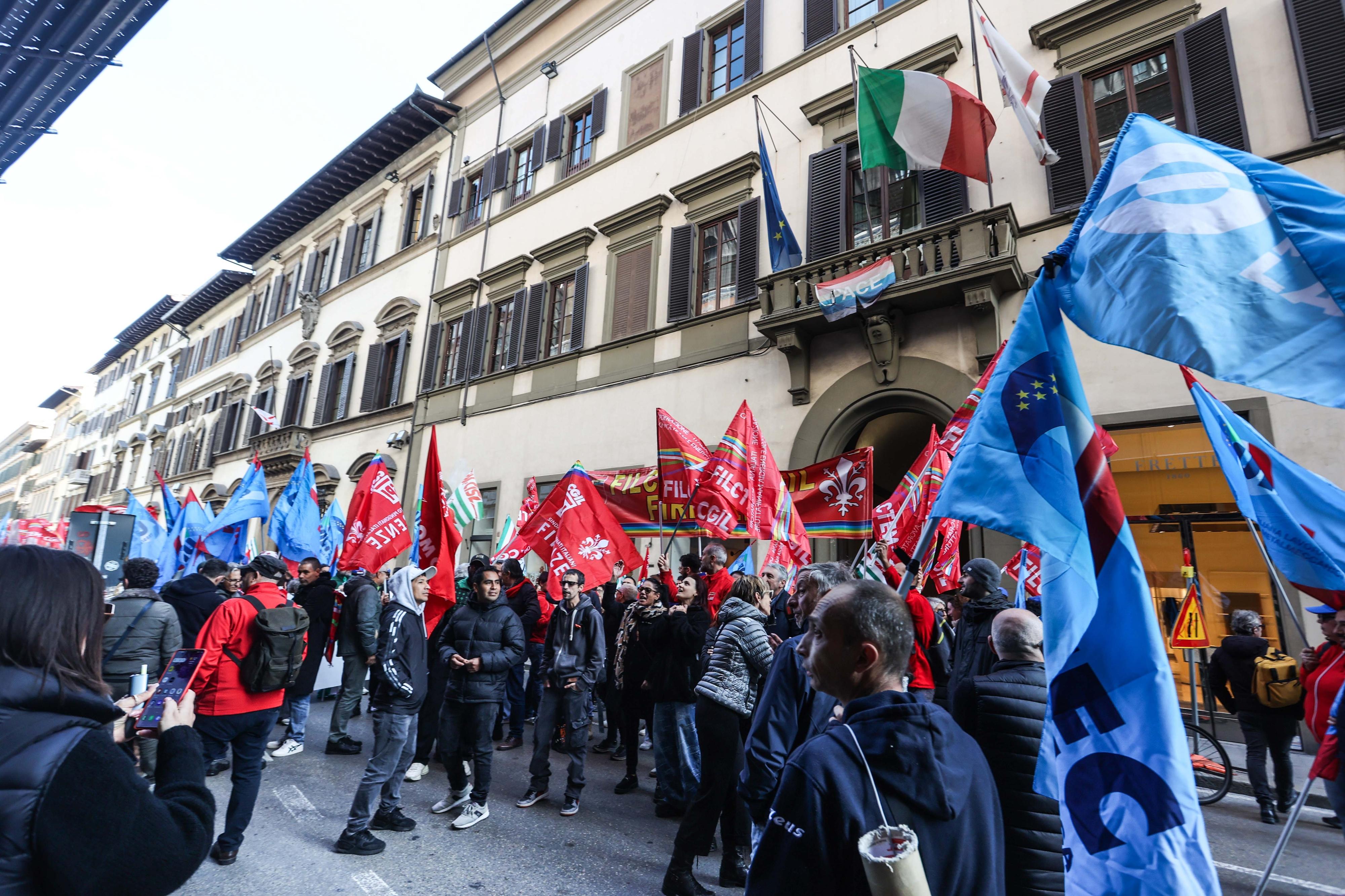 https://www.lanazione.it/image-service/view/acePublic/alias/contentid/MGIyZmJmYjEtZDEyZi00/0/il-lavoro-non-e-fuori-moda-manifestazione-regionale-cgil-cisl-uil.jpeg