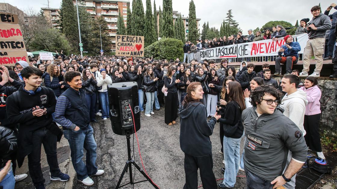 https://www.lanazione.it/image-service/view/acePublic/alias/contentid/MGJhZDg5MmEtNDVhZS00/0/la-protesta-degli-studenti-al-liceo-alessi-di-perugia-foto-crocchioni.jpeg?f=16:9&w=1200&h=630