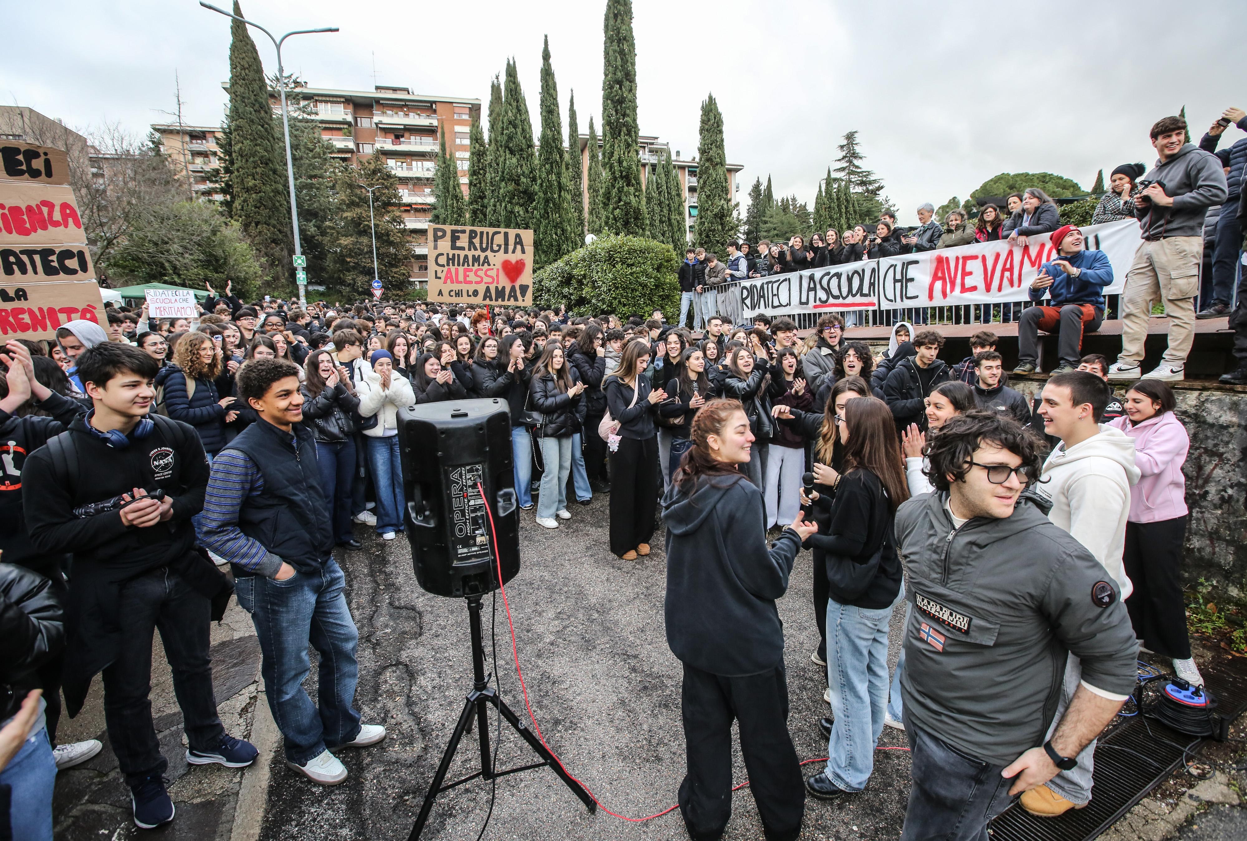 La protesta al liceo Alessi. Centinaia di studenti tra cori, striscioni e cartelli: “Ridateci la scuola che meritiamo”