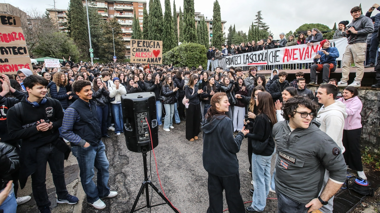 La protesta degli studenti al liceo Alessi di Perugia (Foto Crocchioni)