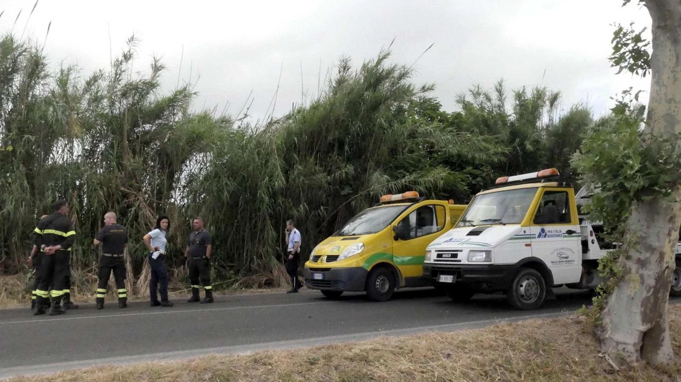 Alba di sangue sulla strada. Frontale fatale tra auto e moto. Il centauro perde la vita nello scontro