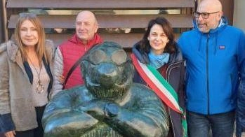 SCANDICCI (Firenze) Staino "patrono laico" di Scandicci. Domenica scorsa all’Acciaiolo, commozione e tante persone per lo svelamento della statua di "Bobo...