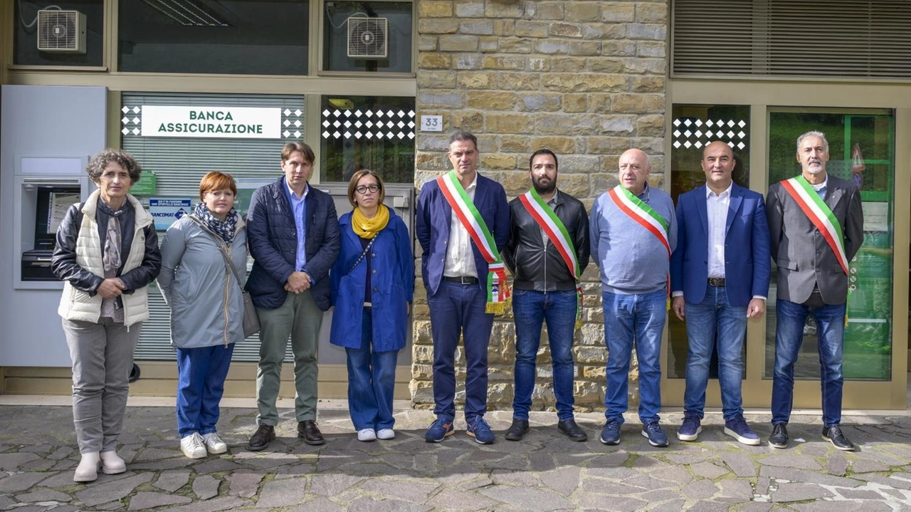 La protesta dei sindaci davanti alla filiale bancaria che ha alzato i tacchi dal paesino di Londa