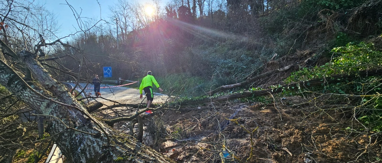 Maltempo, strade chiuse a Carmignano. Frana blocca via Stazione