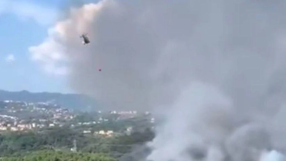 L’intervento dell’elicottero dei vigili del fuoco sull’incendio che è divampato sulla collina tra Pietralba e Pitelli