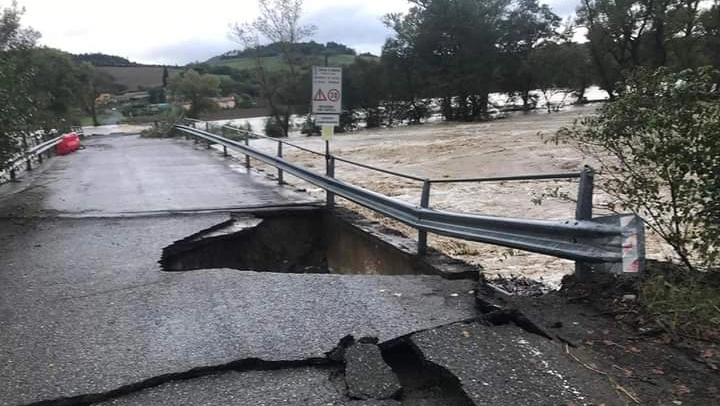 Uno dei crolli per la furia dell’acqua