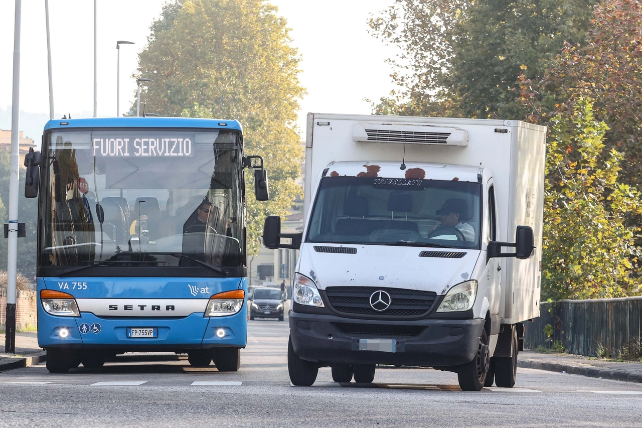 Sciopero parziale mezzi pubblici. Traffico e gente in attesa 

