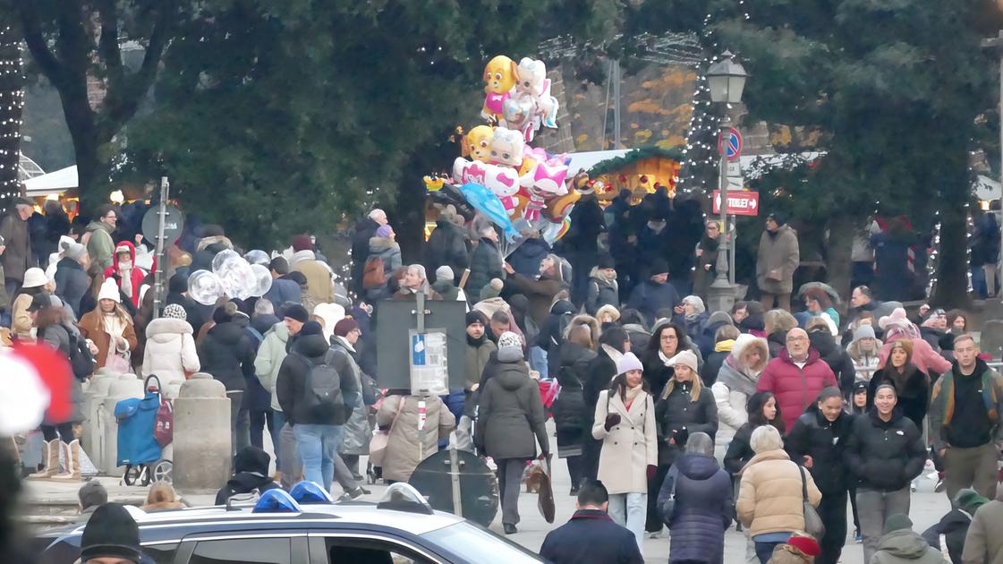 Auto diga per salvare la festa. Accesso alla piazza, i blocchi