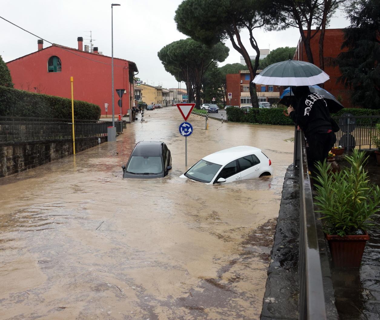 Il Rimaggio è una furia a Sesto. Il centro violentato dall’acqua. Crolli, evacuazioni e feriti