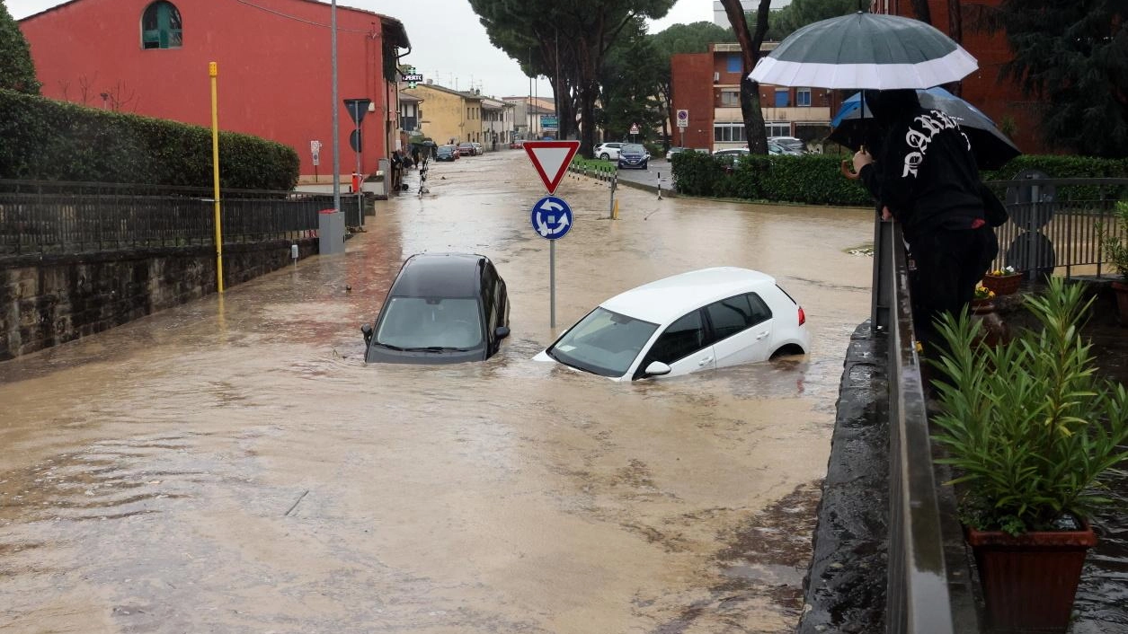 Il torrente rompe gli argini alle 10,15 in piazza del Mercato: danni a case, auto e negozi. Anche Calenzano travolta, impiegati liberati dagli uffici dai vigili del fuoco: la giornata nera.