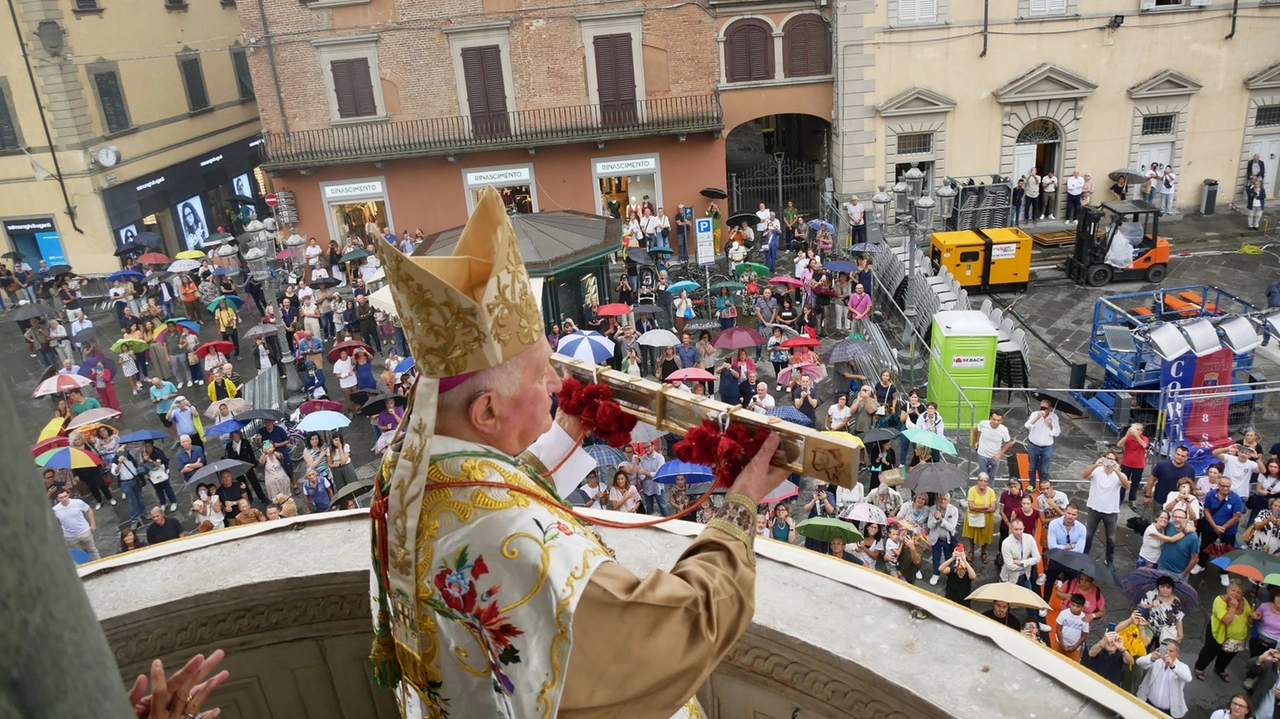 Il pontificale in cattedrale e l'ostensione (foto Attalmi)