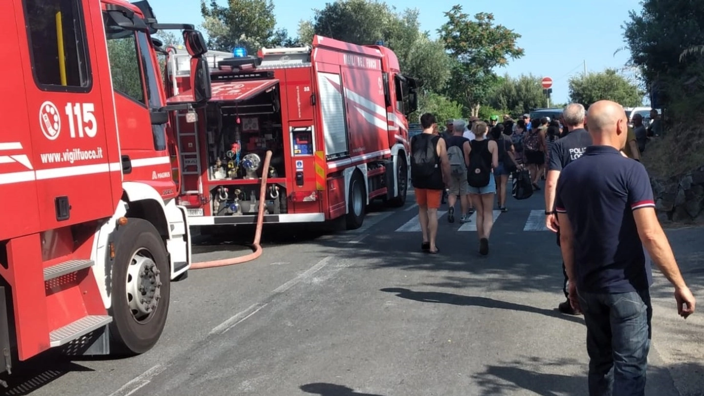 L’intervento dei vigili del fuoco sulla collina di Portovenere