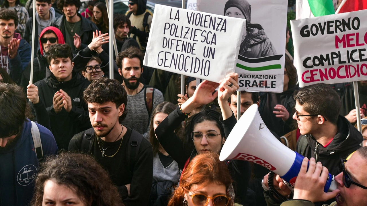 L’Osservatorio contro la militarizzazione della scuola e dell’Università contro la cerimonia del 4 novembre (Foto d’archivio)