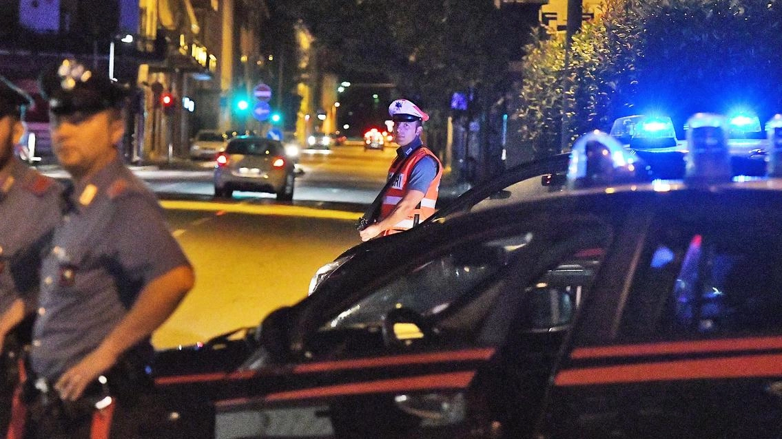 Notte di terrore in centro. Rubano borsa con i soldi. E speronano un passante