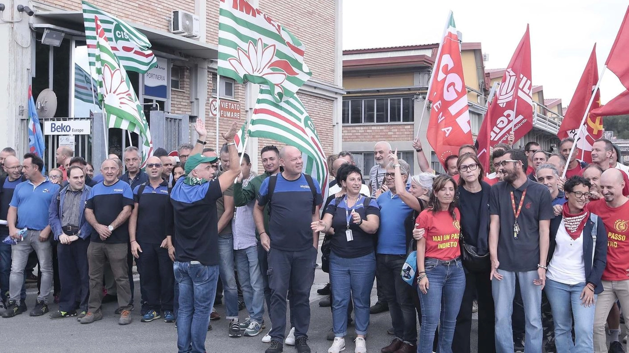 Manifestazione di protesta dei sindacati allo stabilimento Beko