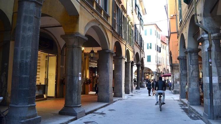 "Borgo a tavola", la cena sotto le stelle in largo Ciro Menotti