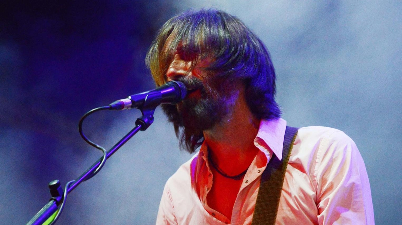 Cristiano Godano, frontman dei Marlene Kuntz, durante un concerto: toccherà al celebre gruppo inaugurare il festival quest’anno. In alto, Fulminacci