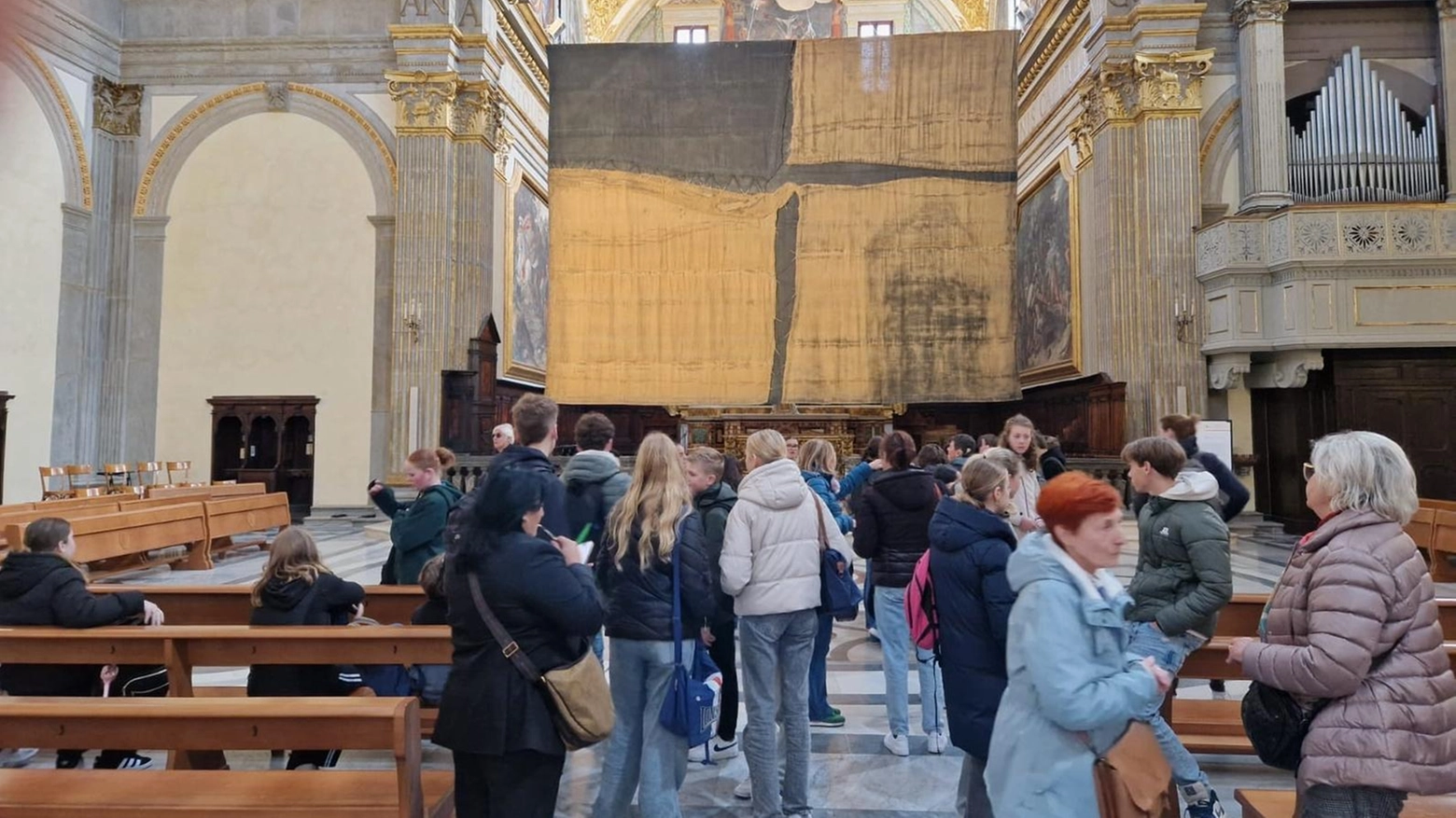 L’arte di Burri esposta in Cattedrale. Il ’Grande Sacco’ accende l’abside